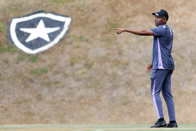 Caçapa comanda alvinegro | Crédito da imagem: Vítor Silva/Botafogo